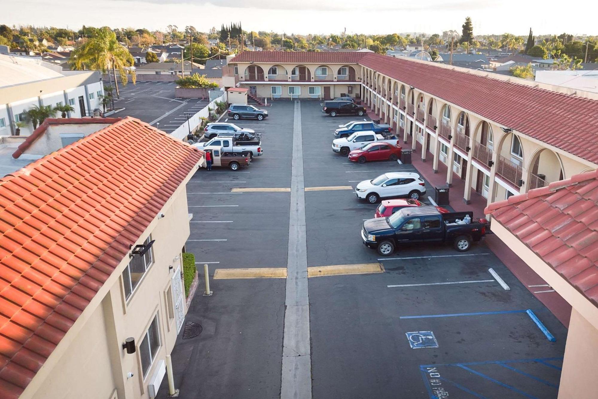 Rodeway Inn & Suites Bellflower Exterior foto