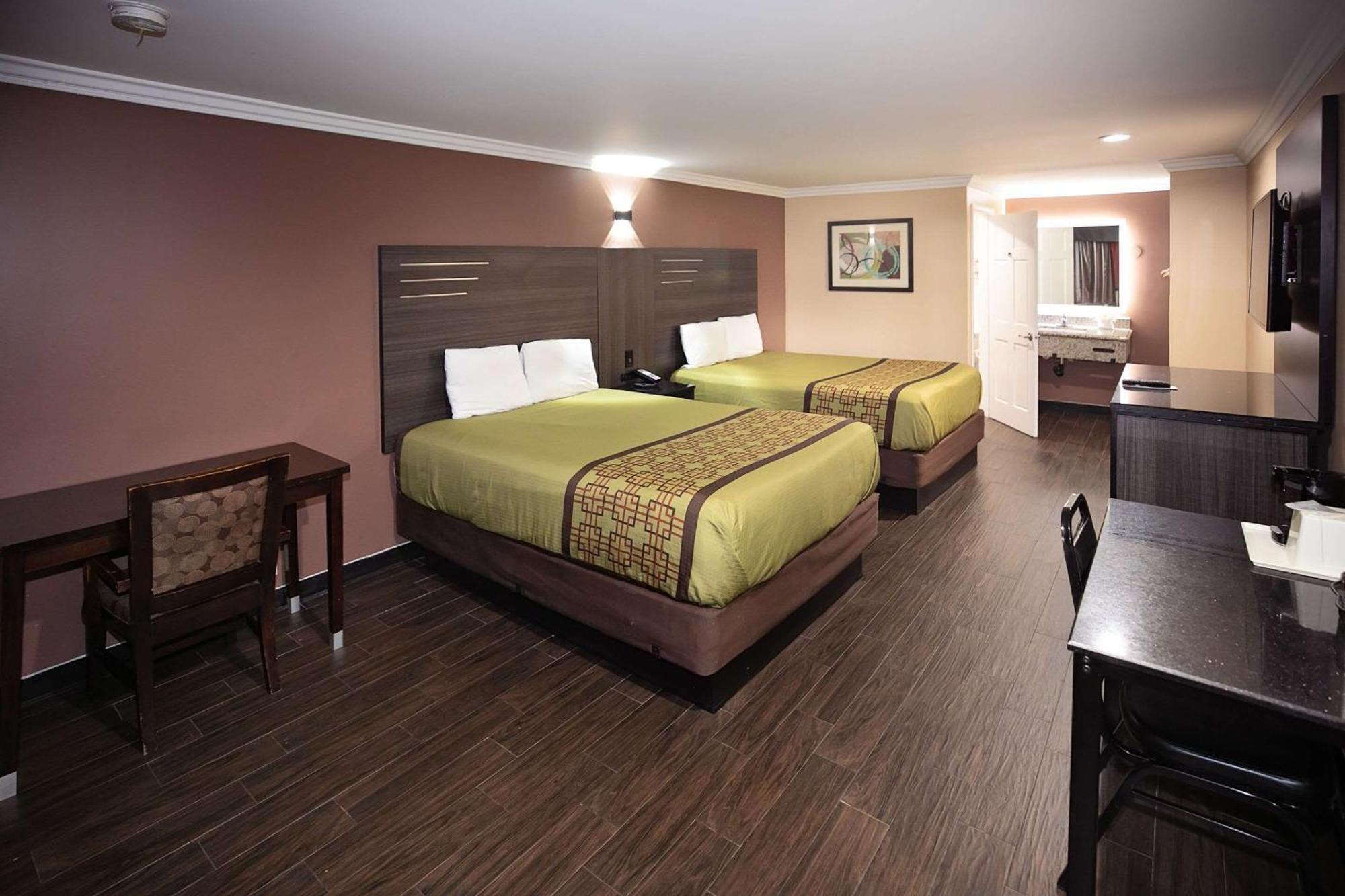 Rodeway Inn & Suites Bellflower Exterior foto