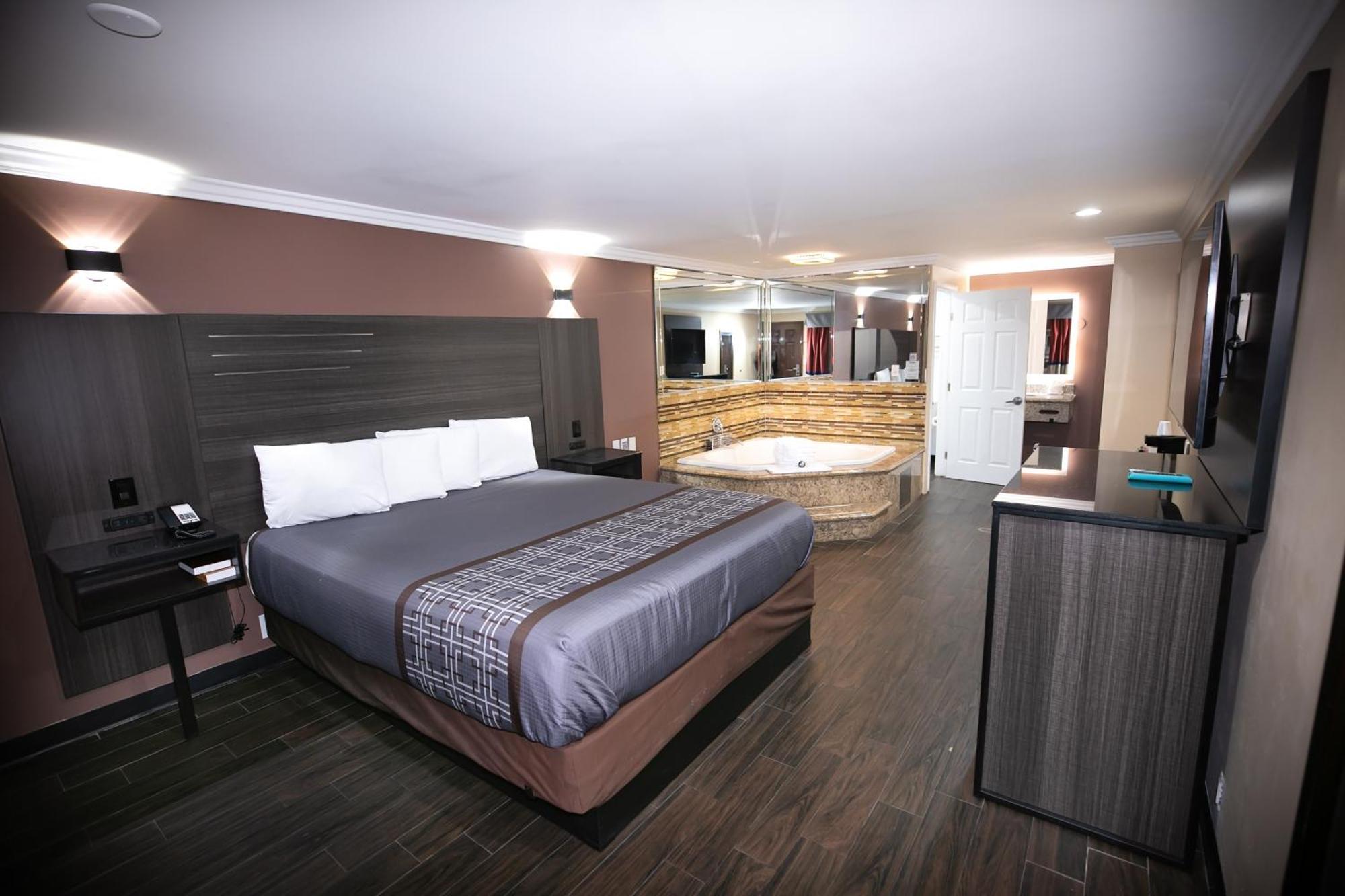Rodeway Inn & Suites Bellflower Exterior foto